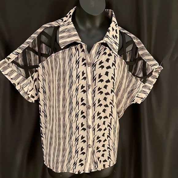 Mendocino button up blouse sheer with cut outs on short sleeves Sz M - Picture 3 of 8